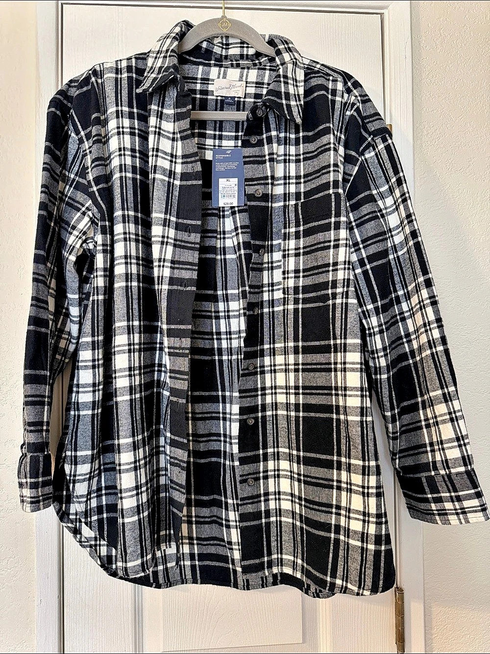 NWT universal threads Women’s Plaid Button Down Shirt in Black & White XL